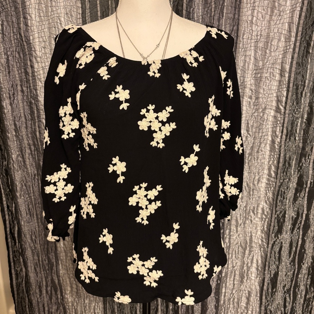 Soft Surroundings Black Blouse with White Floral embroidered pattern
M1